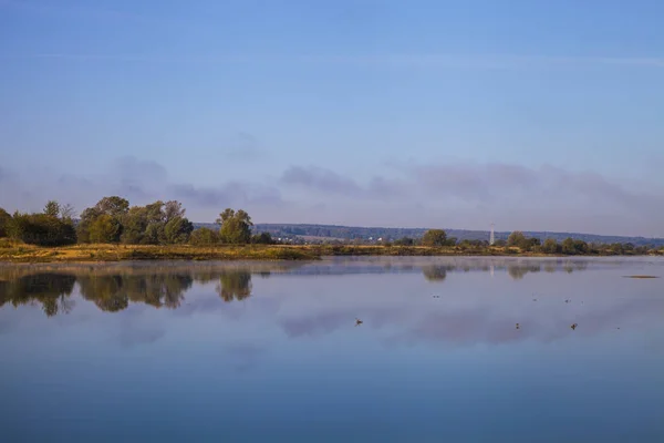 Jezioro wcześnie rano — Zdjęcie stockowe