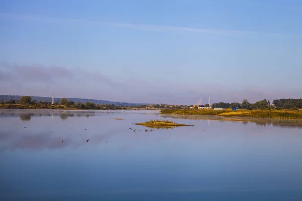 Lago no início da manhã — Fotografia de Stock