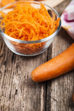 Bir kapta havuç rendeleyin 