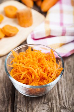 Bir kapta havuç rendeleyin 