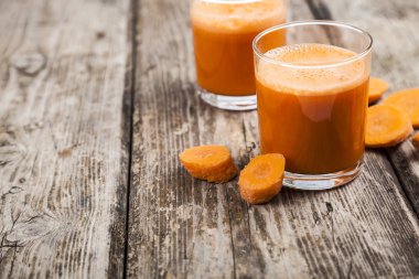 havuç suyu ahşap bir masa üzerinde.