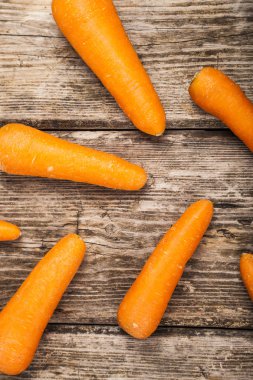 Tahta bir masada havuç..