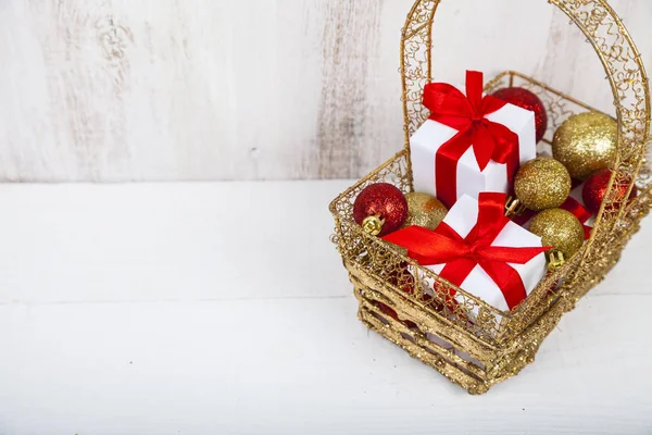 Cesta dourada com presentes de Natal — Fotografia de Stock