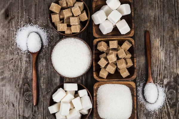 Cuencos con azúcar y cucharas de madera — Foto de Stock