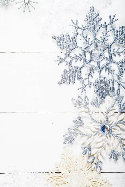 Silbrige Schneeflocken auf weißem Hintergrund — Stockfoto
