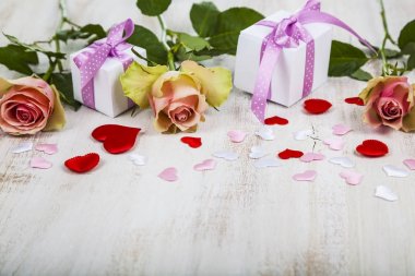 Pembe Gül, hediye ve kalpler 