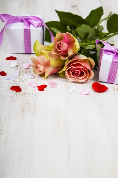 Roses roses, cadeaux et cœurs — Photo