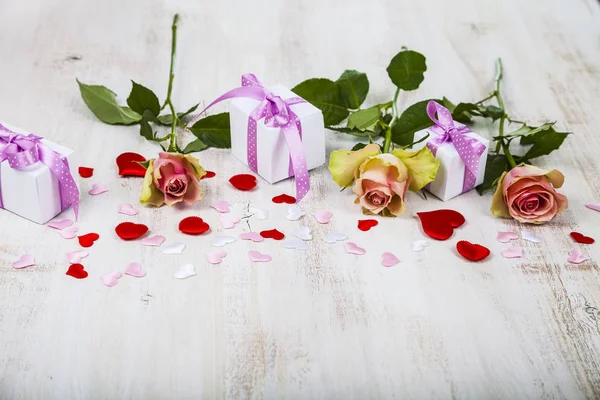 Pembe Gül, hediye ve kalpler 