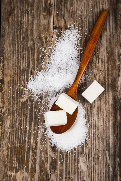 Cucchiaio di legno con zucchero — Foto Stock