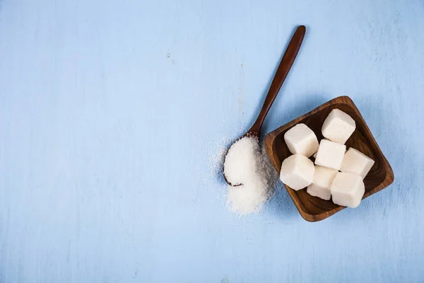 Zucchero in una ciotola di legno e un cucchiaio — Foto Stock