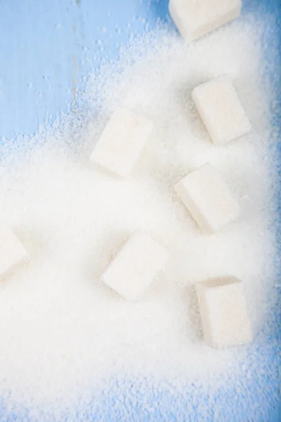 Белый сахар и кубики сахара — стоковое фото
