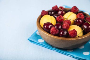 Bir tabak içinde olgun çilek 