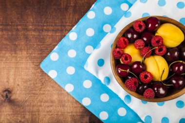 Bir tabak içinde olgun çilek 