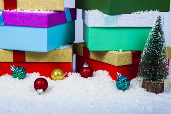 Karácsonyi ajándékokat, és a golyó a hó — Stock Fotó