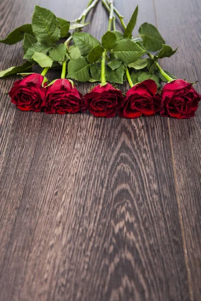 Red roses on a wooden background. — Stock Photo, Image