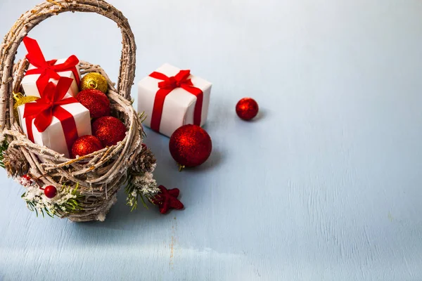 Cesta com presentes de Natal — Fotografia de Stock