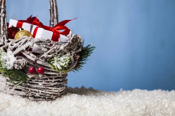 Cesta com presentes de Natal na neve — Fotografia de Stock