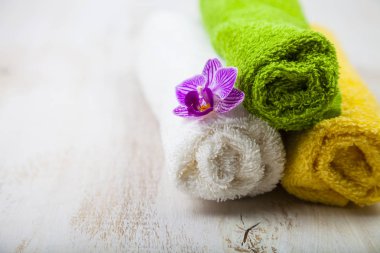 Havlu ve orkide yakın çekim.