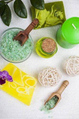 Deniz tuzu, sabun ve orkide yakın çekim.