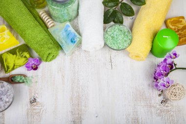 Spa uygulamaları ahşap bir masa üzerinde.