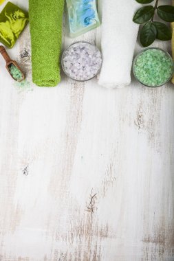 Spa uygulamaları ahşap bir masa üzerinde.