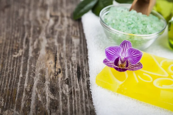 Deniz tuzu, sabun ve orkide yakın çekim.