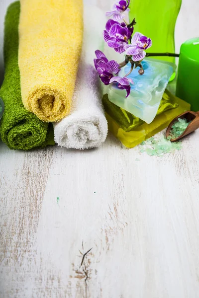 Tratamientos de spa sobre una mesa de madera . —  Fotos de Stock