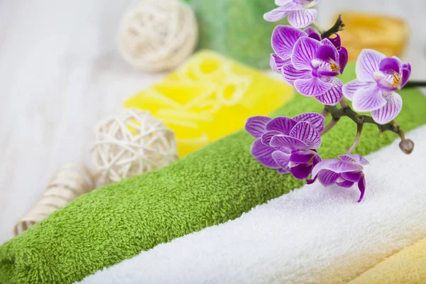 Spa uygulamaları ahşap bir masa üzerinde.