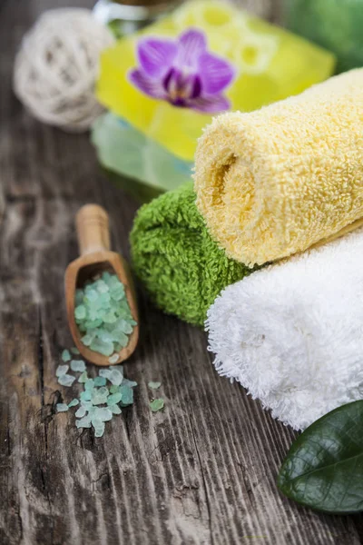 Tratamientos de spa sobre una mesa de madera . —  Fotos de Stock