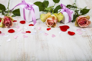 Pembe Gül, hediye ve kalpler 