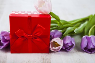 buket laleler ve bir hediye 