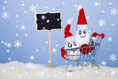 İki yumurta bir arabası ve bir işaret Noel kapaklar