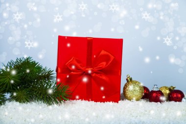 Kırmızı Noel hediyesi, Ladin şube ve topları 