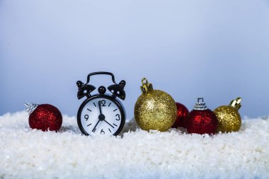 Noel Baba şapkası ve topları saat 