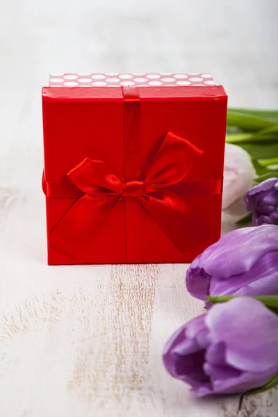 Bukett med tulpaner och en gåva — Stockfoto
