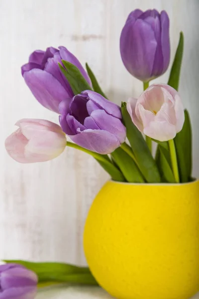 Boeket tulpen in een gele vaas — Stockfoto