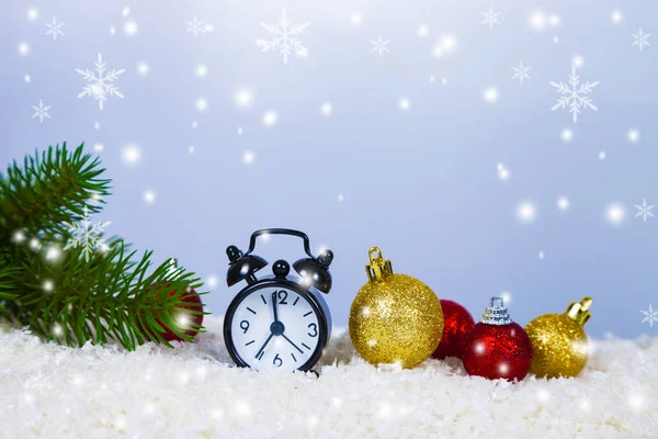 Uhr mit Weihnachtsmütze und Bällen — Stockfoto