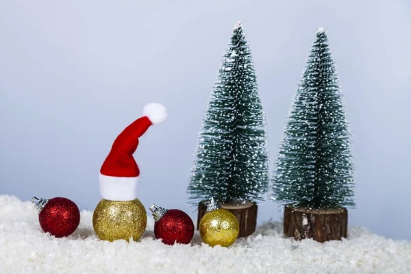 Красный рождественский шар в шапке Санта-Клауса — стоковое фото