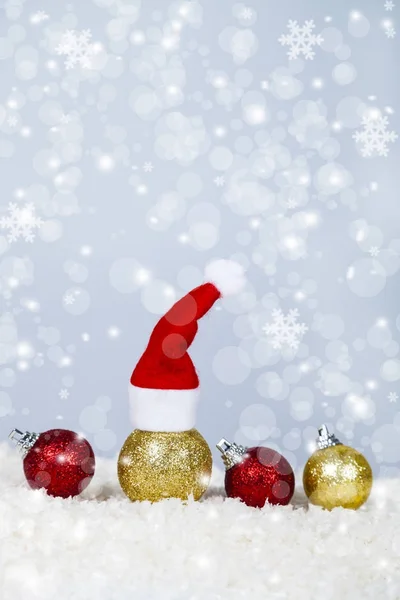 Bola de Natal vermelho em um boné de Santa e bolas — Fotografia de Stock