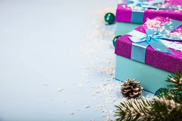Karácsonyi ajándékokat, a fenyő ágak és a golyó — Stock Fotó