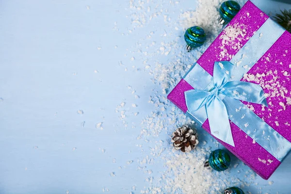 Presente de Natal e bolas na neve — Fotografia de Stock