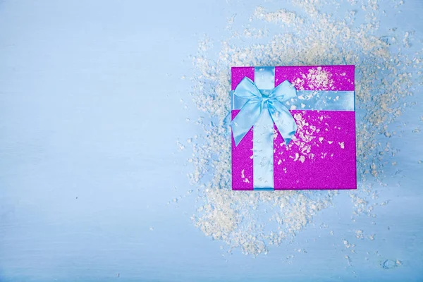 Christmas present in the snow — Stock Photo, Image