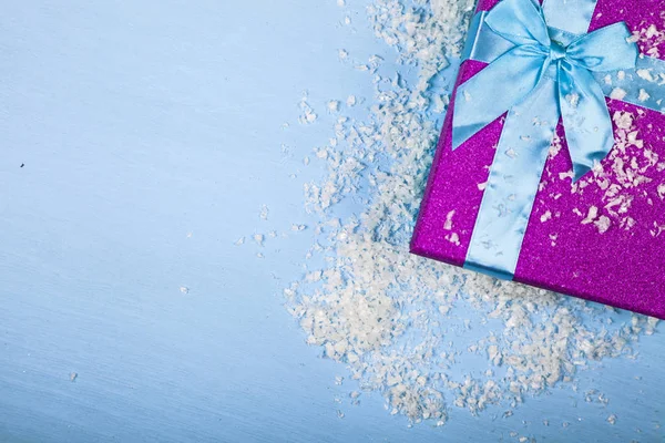 Presente de Natal na neve — Fotografia de Stock