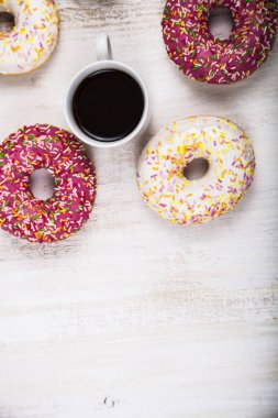 Bir fincan kahve ve çörek 