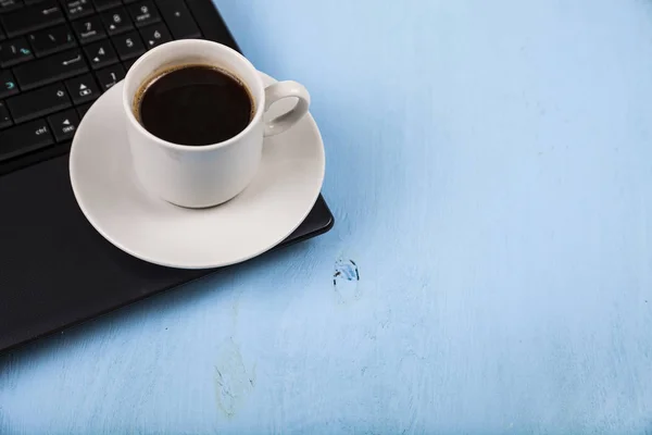 Xícara de café em um laptop . — Fotografia de Stock