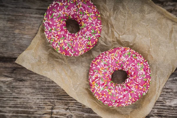 Donuts roses sur papier — Photo