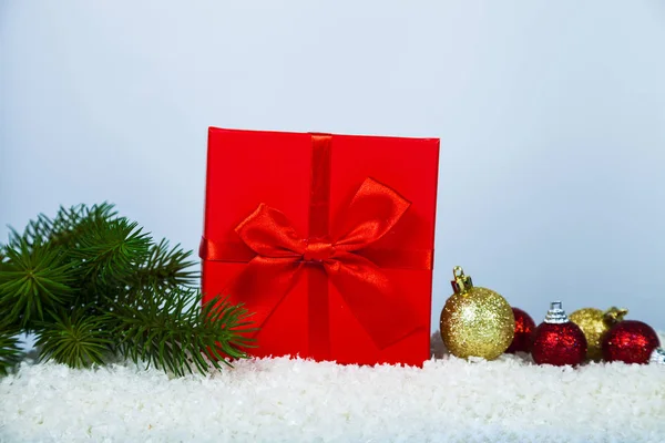 Presente de Natal vermelho, ramo de abeto e bolas — Fotografia de Stock