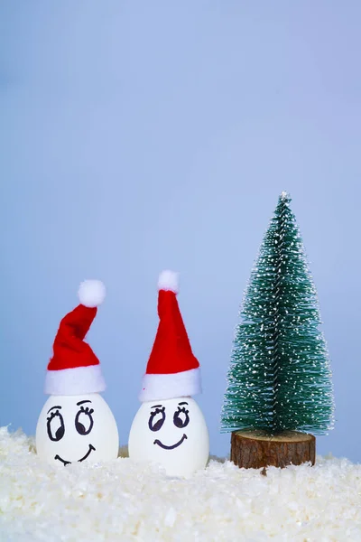 Два яйца в рождественских колпачках — стоковое фото