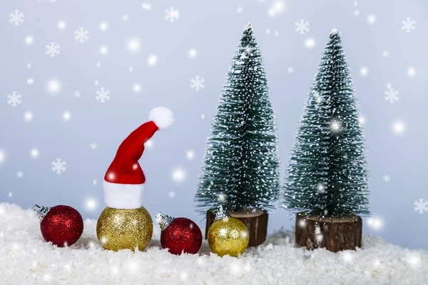 Bola de Natal vermelho em um boné de Santa e bolas — Fotografia de Stock