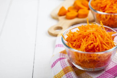 Bir kapta havuç rendeleyin 